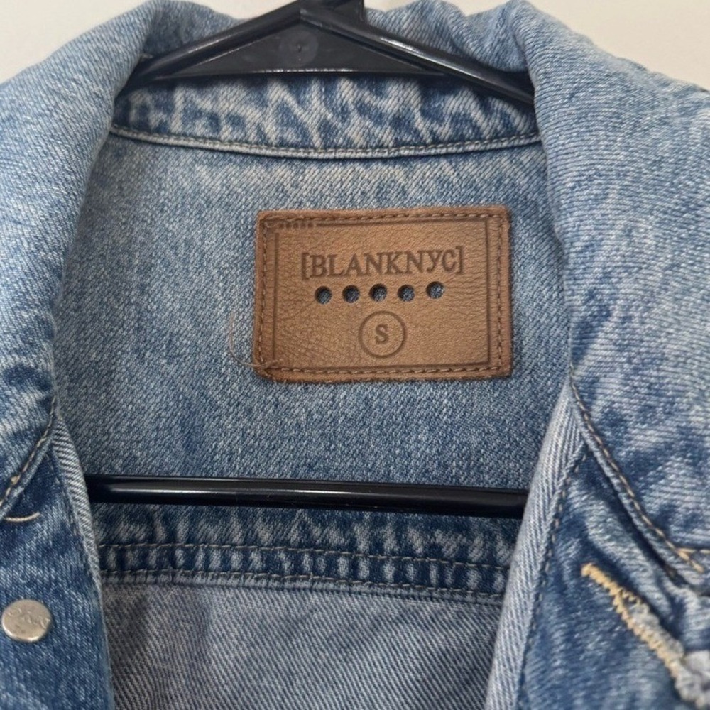 BlankNYC Distressed Light Wash Denim Trucker Jacket Raw Hem 16E-9479 S (1285)